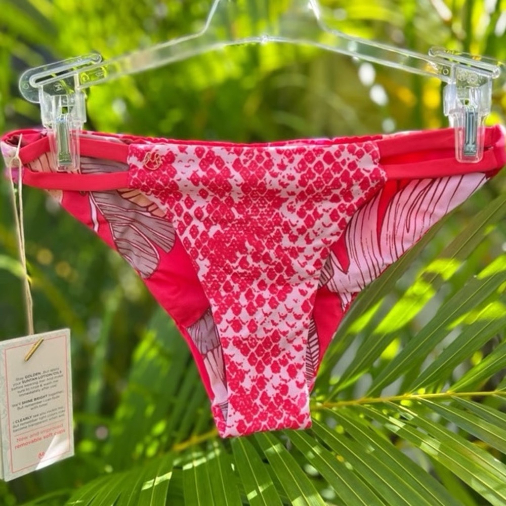 NWT Maaji Enchanting Split Reversible Bikini Bottom × 1
SM / Red / Signature